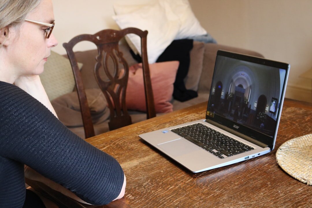 Journalist student learning advanced questioning techniques on a laptop